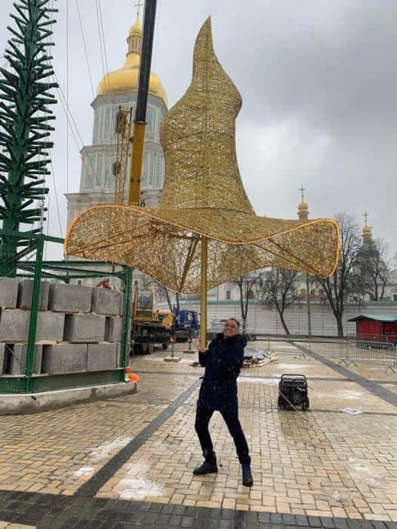 "Чому не каструлю?!": Ялинка в капелюсі - чому всі сміються над головною ялинкою України