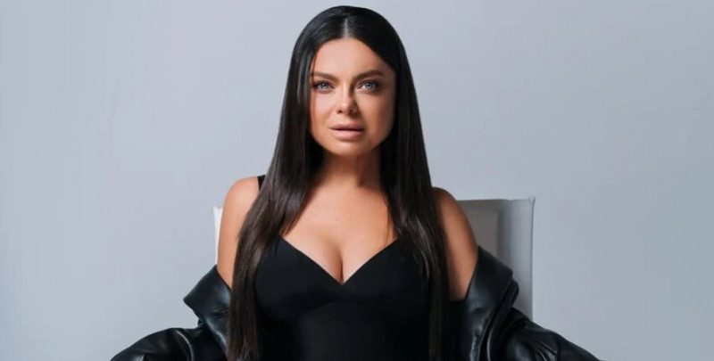 "В паспорт надо заглядывать": Королеву на премьере высмеяли за откровенный деревенский образ