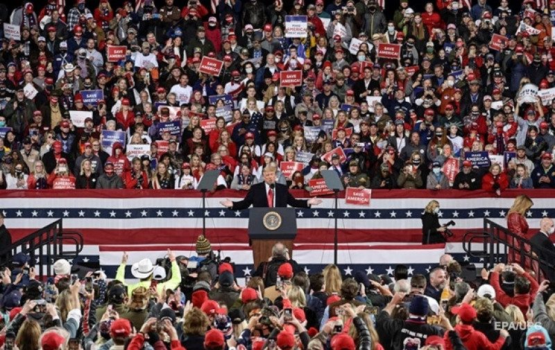 "Нас обманули": Трамп провел свой первый митинг после проигрыша