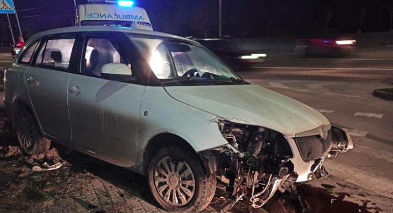 У Києві водій таксі помер за кермом: некероване авто вилетіло на тротуар