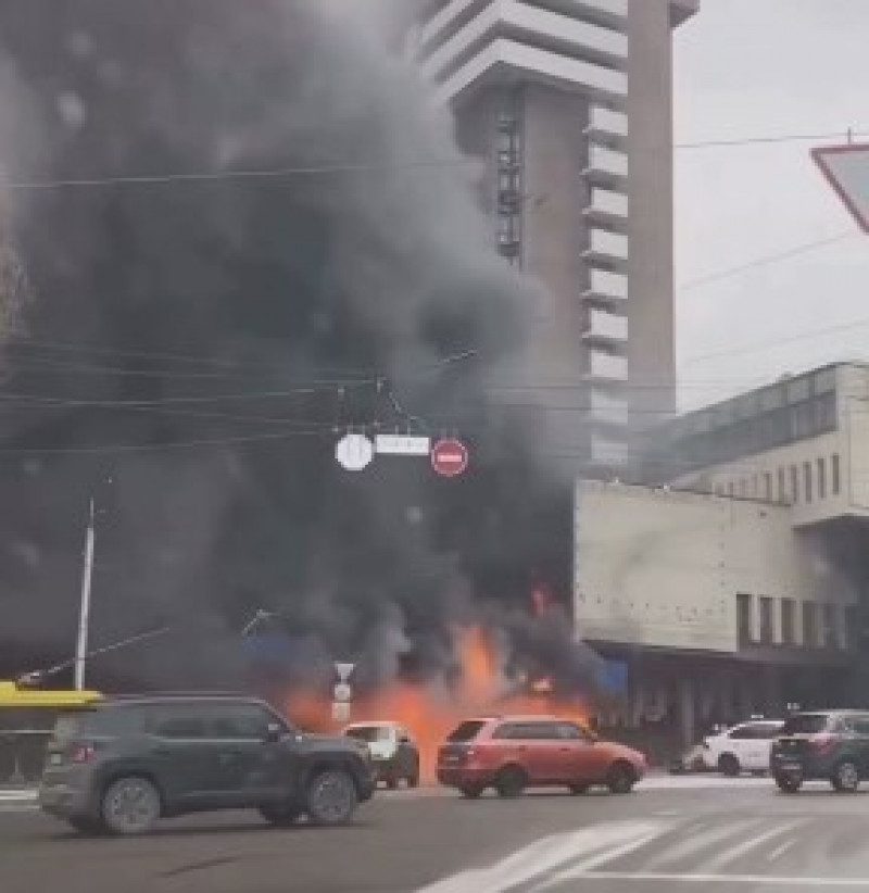 На бульварі Шевченка в Києві розбушувалася потужна пожежа