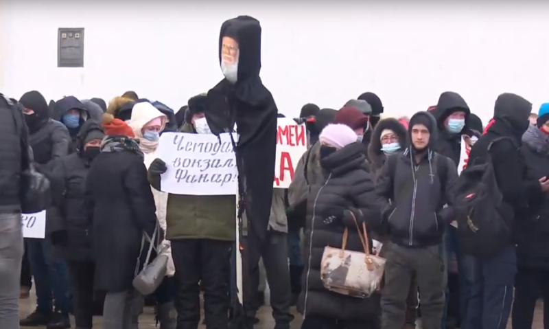 "Чемодан, вокзал, Фанар": у Києві адепти УПЦ МП спалили опудало Варфоломія