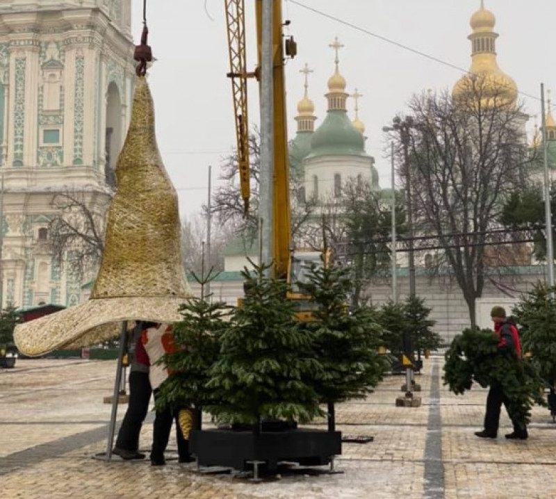 Упала шляпа: с главной елки Украины сняли скандальное украшение