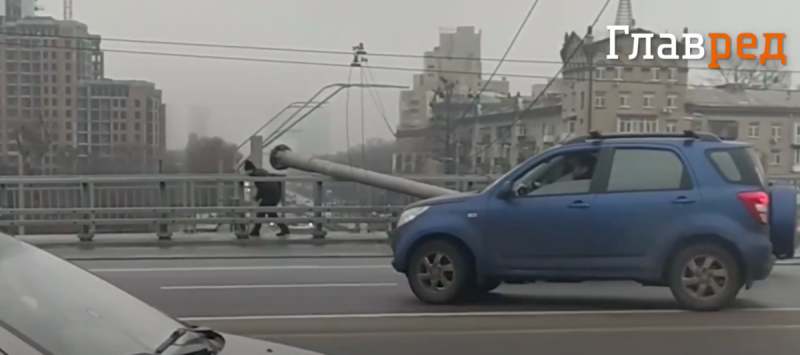 Транспортный коллапс в Киеве: на Шулявском мосту рухнули три столба