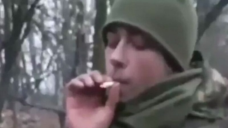 Український солдат зняв відео, в якому він гасить цигарку об труп кота
