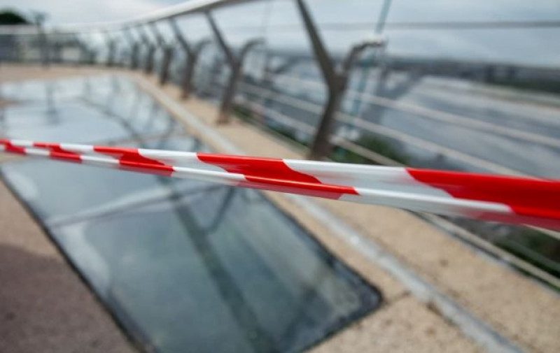 У столиці пошкодили скляний міст - кого підозрюють