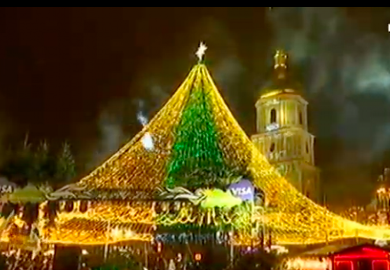 У Києві запалили головну ялинку країни: як виглядає новорічна красуня