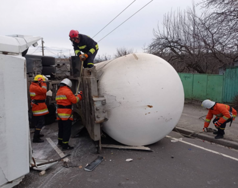 Эвакуация и перекрытое движение: в Житомире автоцистерна с газом попала в ДТП