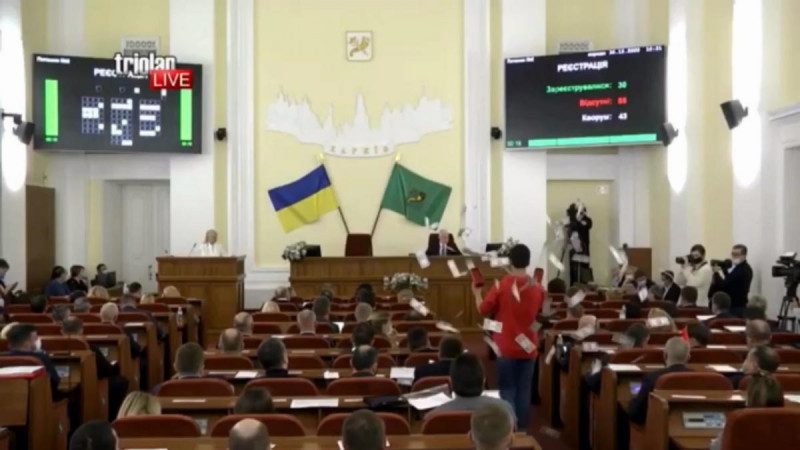 У Харкові депутатів міськради "обстріляли" доларами