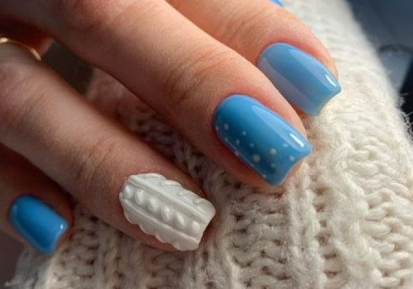 Голубой новогодний маникюр 2021