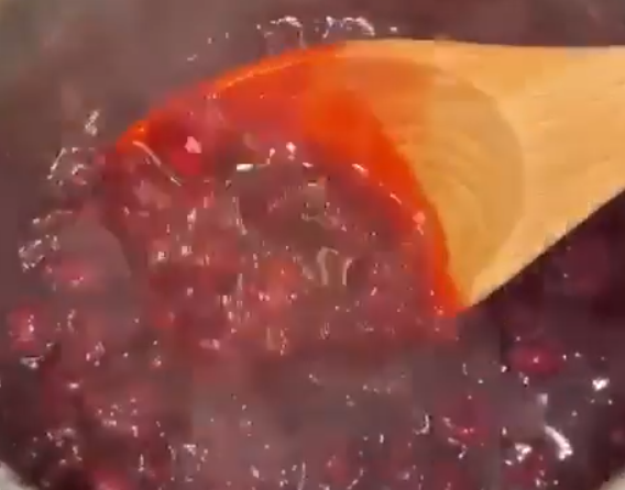 Меню на Рождество может украсить десерт из вишни