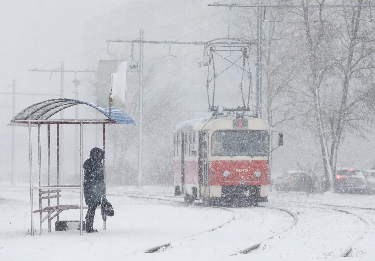 Почти метр снега: какую область в Украине замело сильнее всего