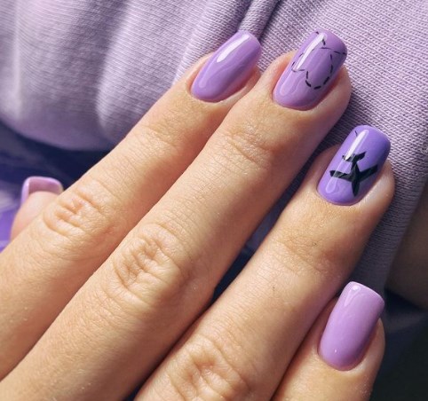 Модный сиреневый маникюр 2021 / Instagram
