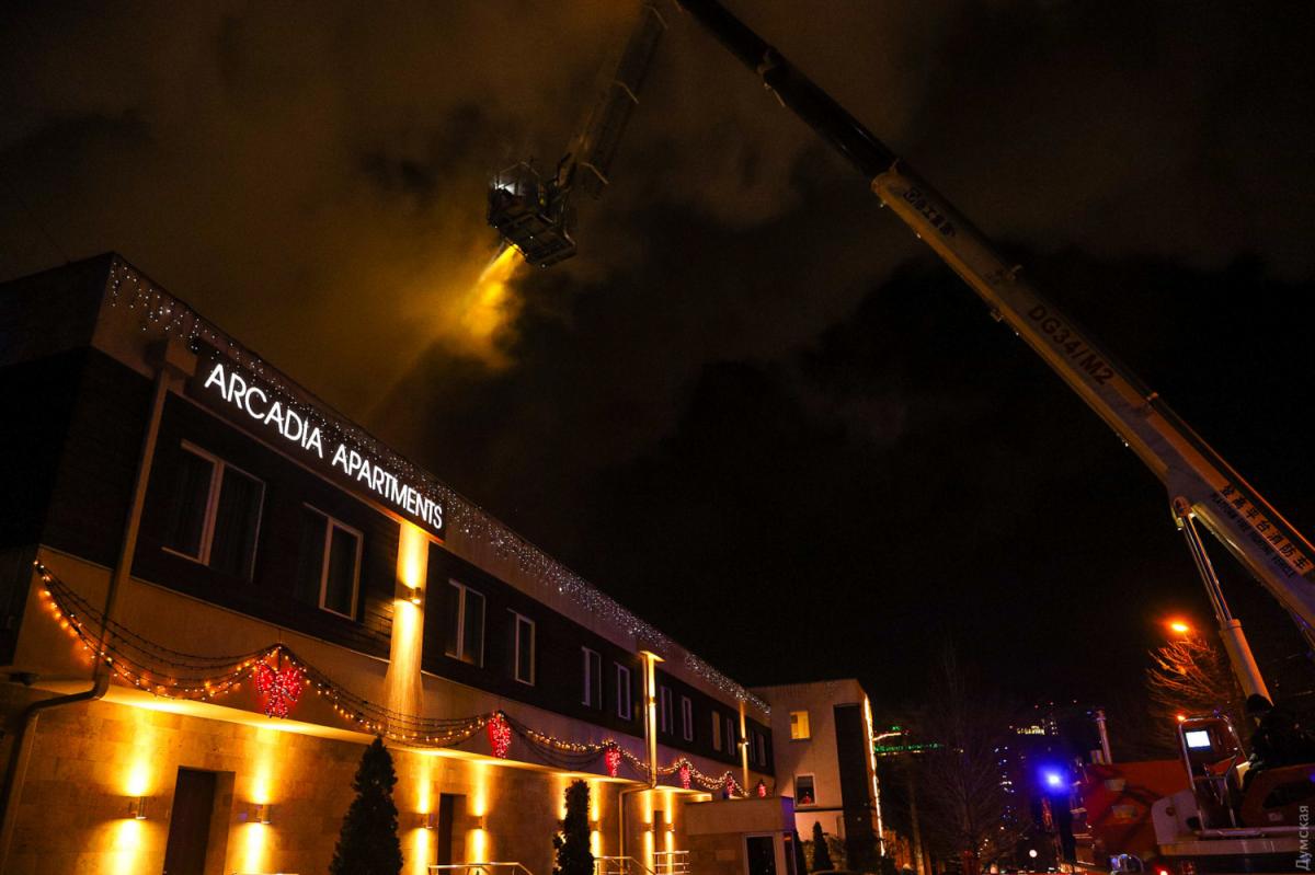 Слышны крики о помощи: в Одессе горит гостиница с людьми, есть жертвы