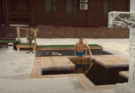 Купание Путина / скриншот из видео