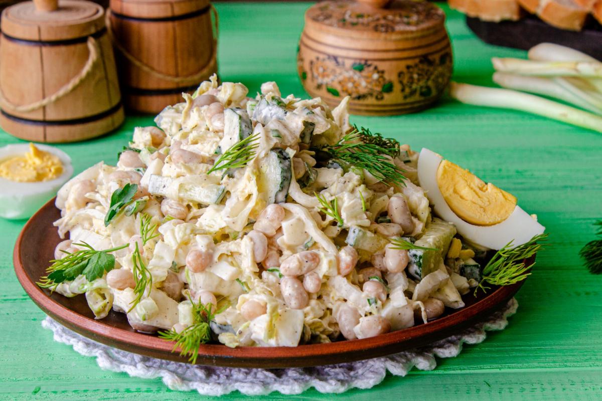 Салат из пекинской капусты с курицей выйдет очень красивым на праздничном столе / delo-vcusa.ru