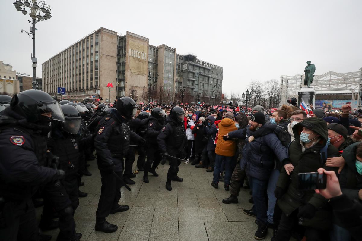 В Москве полиция лупит дубинками протестующих, сотни задержанных