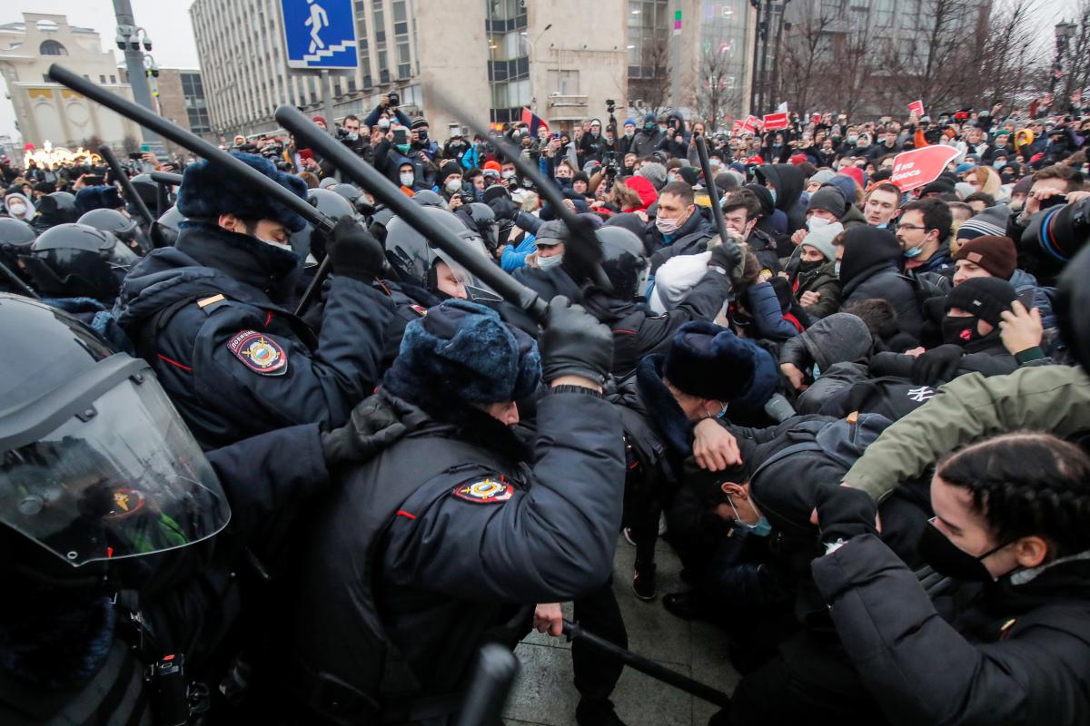 Новые протесты из-за Навального: в РФ власти "закручивают гайки"