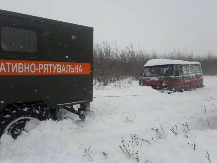 Метрові замети та колапс на дорогах: Україну накрив сніговий Армагеддон Метрові замети та колапс на дорогах: Україну накрив сніговий Армагеддон