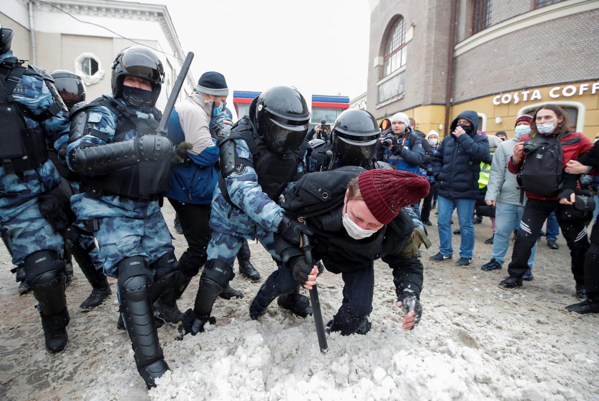 В Кремле высказались о зверствах силовиков во время протестов в России