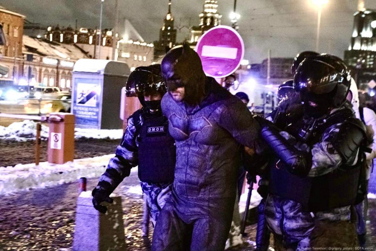 В Москве во время разгона сторонников Навального задержали "Бэтмена"