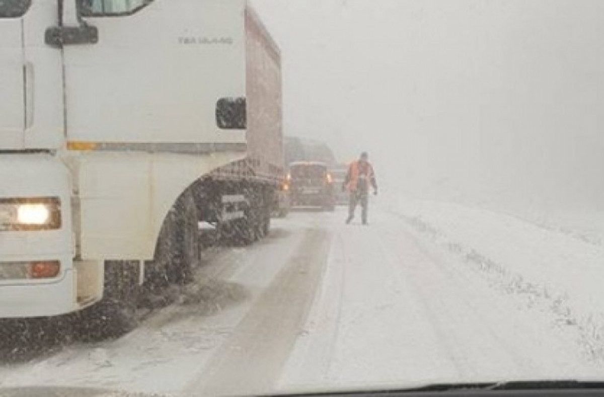 Снежная буря в Украине: дороги замело, в плену оказались более 3 тыс. грузовиков