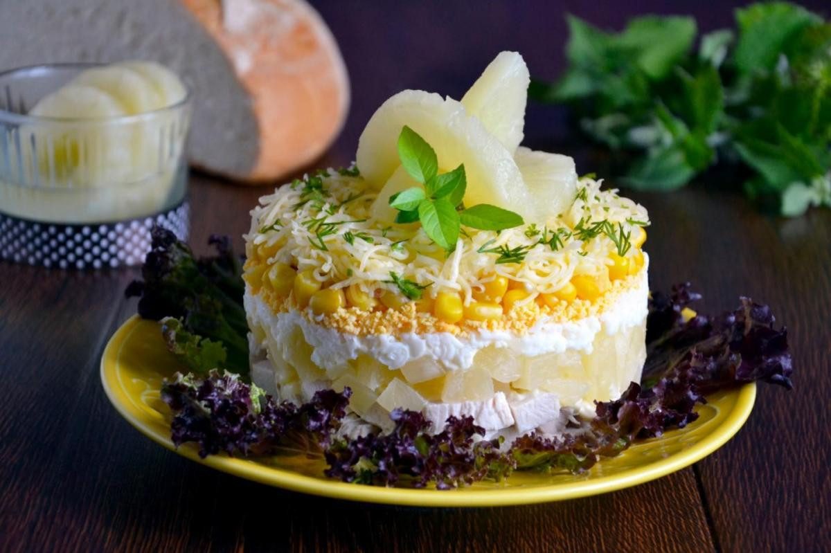 салат с ананасом курицей сыром и кукурузой