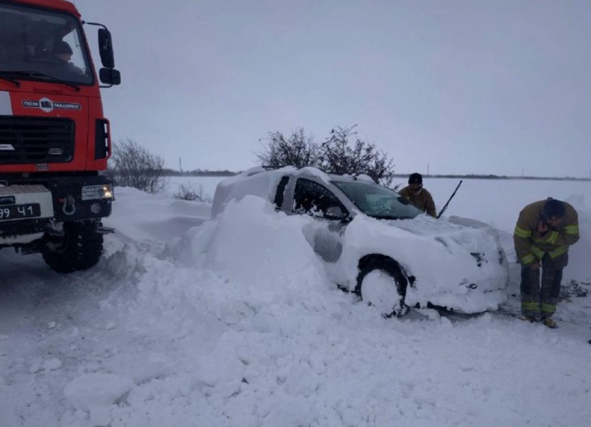 Украину атакует мощный шторм: какие дороги оказались в снежном плену
