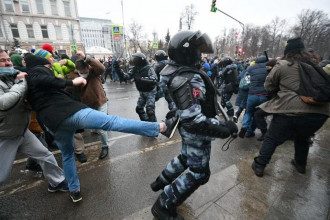 Протесты в России: несогласованный поджопник омоновцу Протесты в России: несогласованный поджопник омоновцу