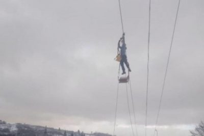 Були діти і вагітні: у Славському з застряглого підйомника зняли туристів Були діти і вагітні: у Славському з застряглого підйомника зняли туристів