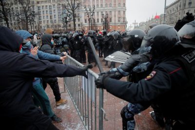 "У нас не б'ють кийками по голові": Кулеба різко висловився про протести у Росії