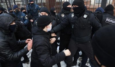 Біля Офісу президента почалися сутички протестувальників з поліцією Біля Офісу президента почалися сутички протестувальників з поліцією
