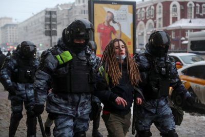 У Москві прихильники Навального стрибають через авто, рятуючись від жорстокості силовиків