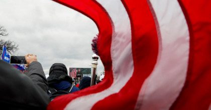 В США горячо: жесткое заявление Трампа, срыв утверждения итогов выборов и прорыв в Капитолий