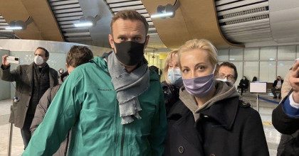 Навального задержали в аэропорту