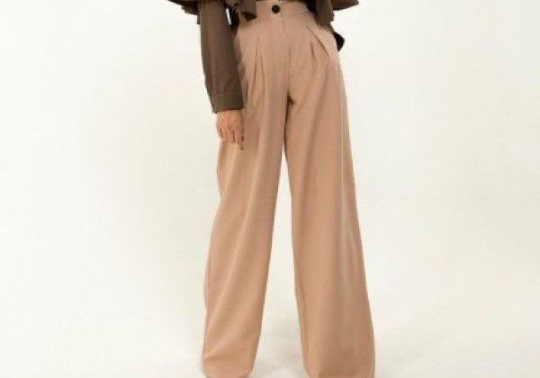 У моду на весну-літо 2021 входять широкі штани та довгі плащі з 90-х