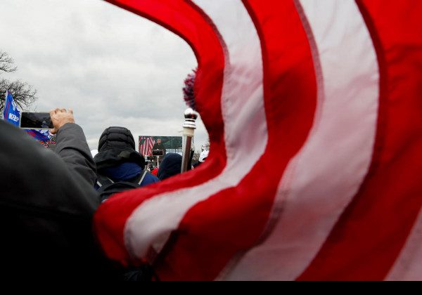 У США гаряче: жорстка заява Трампа, зрив затвердження підсумків виборів та прорив у Капітолій