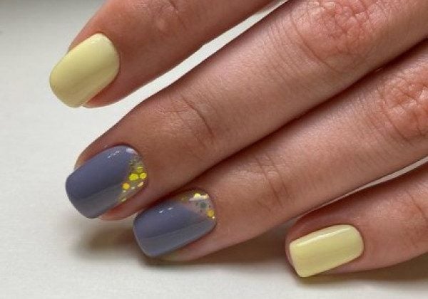 У моді ніжний жовтий манікюр і сірі нігті: фото