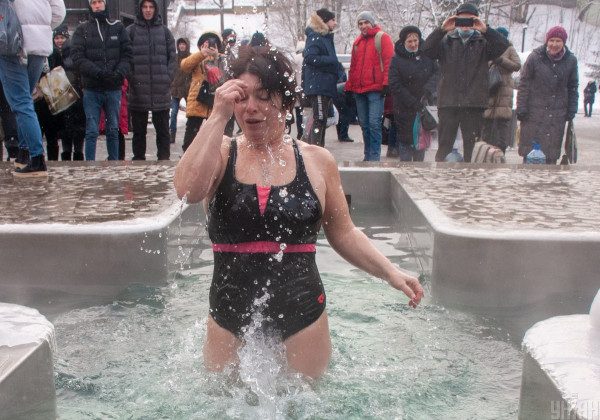 Їм не страшні водохресні морози: як прості українці та політики купалися у крижаній воді