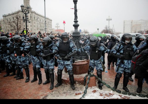 "Жесть" у Москві: в ході протестів почалася "війна" з пляшками, фаєрами та димовухами