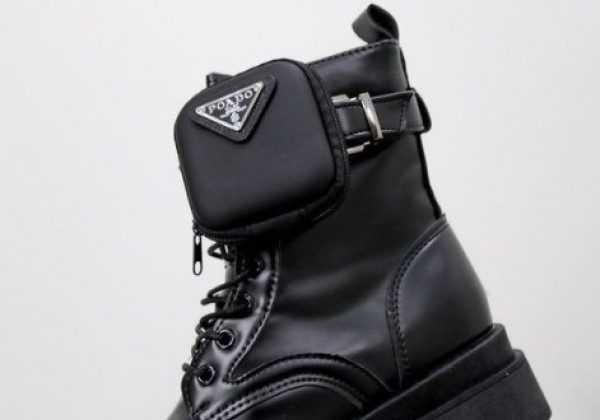 У моді бойові чоботи та черевики з мікросумкою: з чим носити найгрубіше взуття 2021