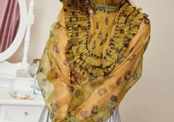 У моду на весну-літо входять феєричні блузки "гострі кути" та прозорі блузки