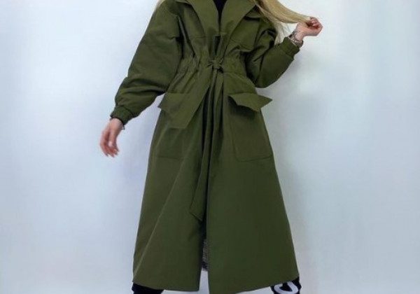 Довгі тренчі, білі кросівки та прямі джинси - класика вуличної моди 2021