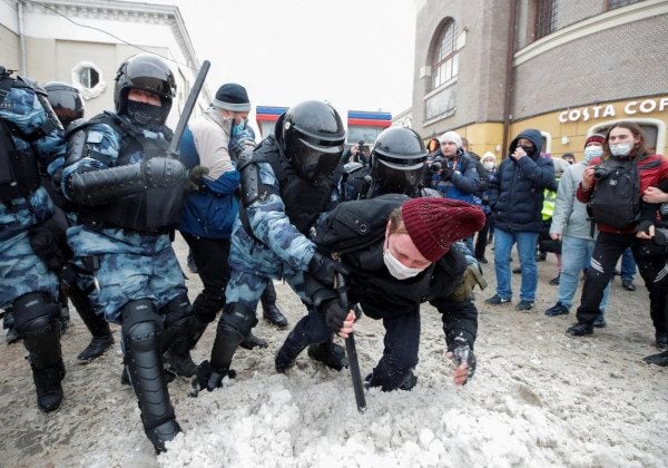 Жах у Москві та Санкт-Петербурзі: протестувальники побилися з силовиками, дружину Навального схопили