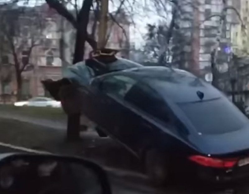 В центре Киева престижная иномарка "вылетела" на дерево