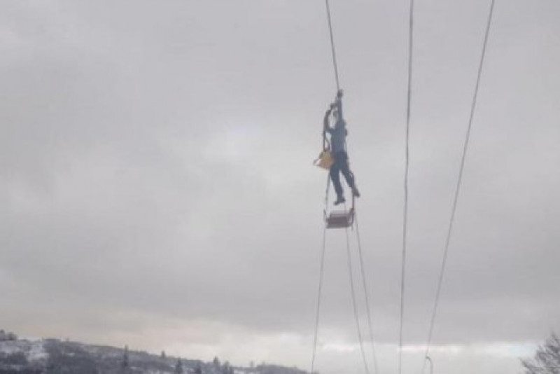 Були діти і вагітні: у Славському з застряглого підйомника зняли туристів