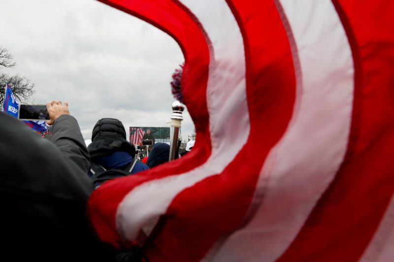 В США горячо: жесткое заявление Трампа, срыв утверждения итогов выборов и прорыв в Капитолий