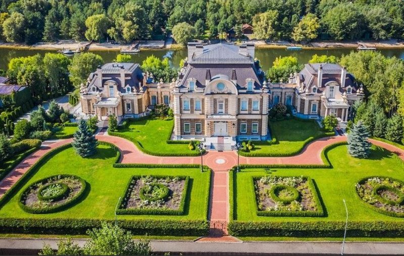 Дворец на полмиллиарда: экс-нардеп продает шикарное имение под Киевом