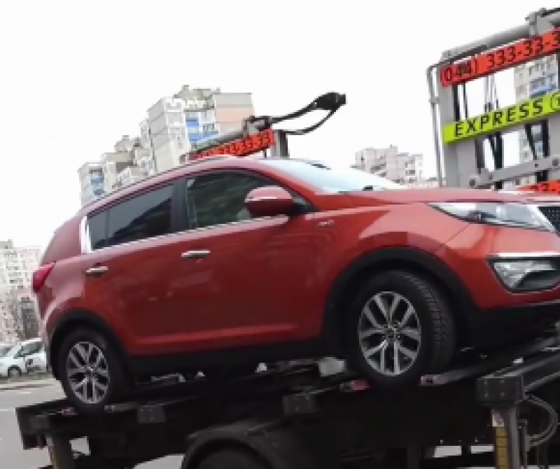 "Конченый, конечно": в Киеве эвакуировали авто с ребенком