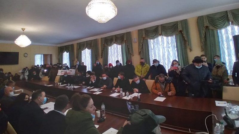Тарифний бунт: у Житомирі протестувальники штурмом взяли будівлю облради